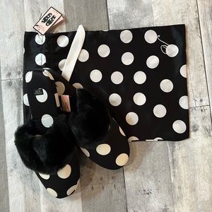 NWT Victoria's Secret faux fur satin slippers w/satin pouch women’s size 9/10.